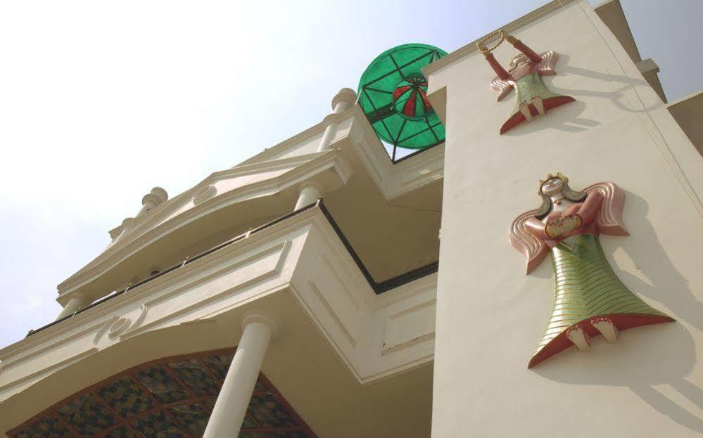Treebo Trend Gupta Inn Varanasi Exteriör bild